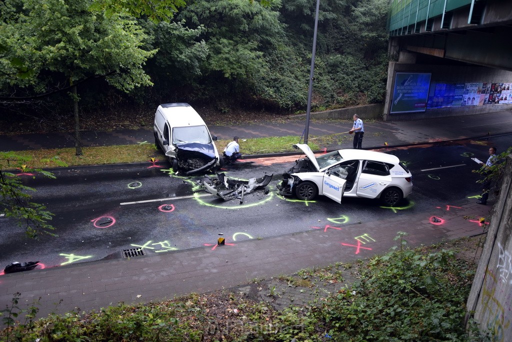 VU Frontal Koeln Hoehenhaus Berlinerstr vor Leuchterstr P22.JPG - Miklos Laubert